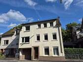 Reihenhaus - Renovierungsbedürftiges Reihenhaus mit Garage und teilweise überdachtem Innenhof