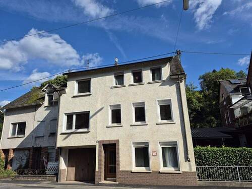 Reihenhaus - Renovierungsbedürftiges Reihenhaus mit Garage und teilweise überdachtem Innenhof