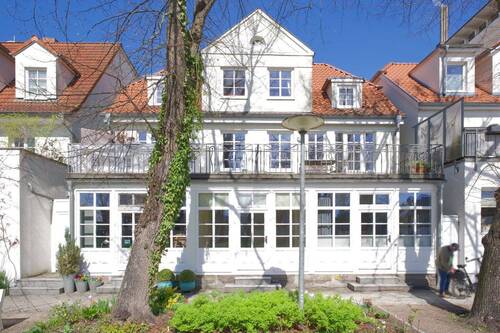 Hausansicht - Charmantes 30 m² Apartment in bester Lage von Warnemünde - mit Blick auf den Georginenplatz