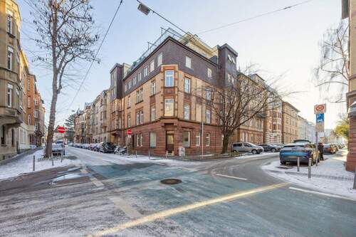 Hausansicht - Bad Cannstatt: Großzügige 4-Zimmer-EG-Wohnung