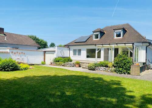 Hausansicht komplett.jpg - Einfamilienhaus mit 130,00 m&sup2; in Straubing zum Kaufen