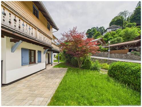 Im Garten - Zeitlos schön: Gartenwohnung am Alpbach in Tegernsee nach Kernsanierung