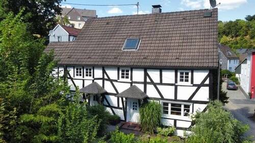 Ansicht vom Eingangsbereich - Einfamilienhaus mit 202,70 m² in Gummersbach zum Kaufen