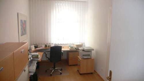 Büro links. Sekretärin - 3 Zimmer Büro in Nürnberg