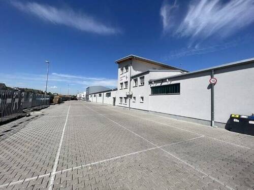 Blick zum Bürogebäude - 