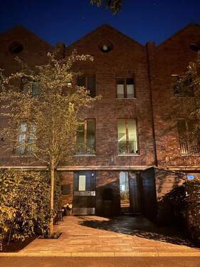 Hausfront + Stellplatz (Nacht) - 7 Zimmer Reihenmittelhaus zur Miete in Berlin