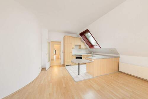 Wohnzimmer mit Küche - Lichtdurchflutetes Dachgeschoss mit Westloggia und 10 m² Terrasse