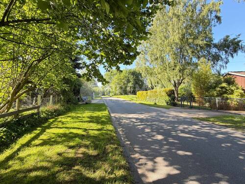 Straße vor dem Grundstück - 