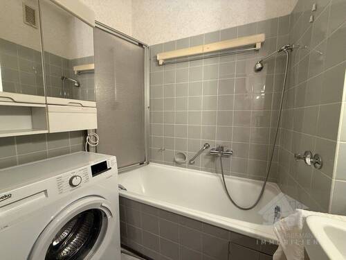 Wannenbad mit Waschmaschinenanschluss - 