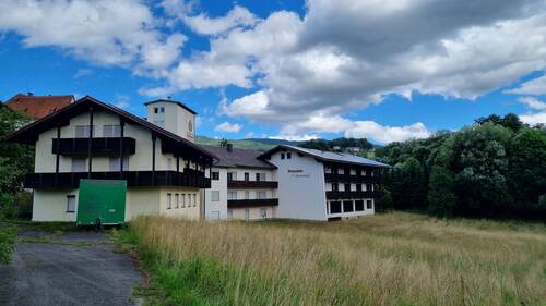 Gesamtansicht von der Zufahrt - Hotel, Pension, Gasthof in Drachselsried zum Kaufen