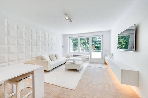 Wohnzimmer - AIGNER - Lichtdurchflutete Penthousewohnung mit umlaufenden Balkon und Nähe zum Perlacher Forst