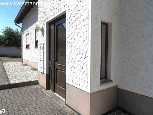 Hauseingang im rückwärtigen Erker - 3 Zimmer Etagenwohnung in Erftstadt