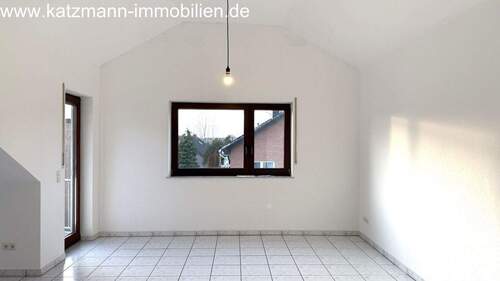 Wohn-/Essbereich mit Zugang zum Balkon - 