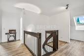 Treppe und Flur im Dachgeschoss - 