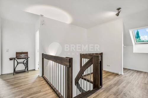 Treppe und Flur im Dachgeschoss - 
