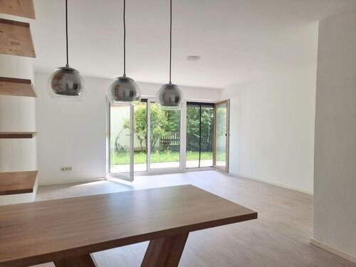 Wohnzimmer mit Essbereich - 2 Zimmer Terrassenwohnung zum Kaufen in München