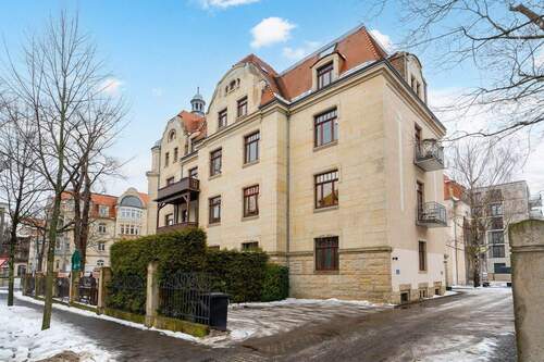 Seitenenansicht Winterimpression - Charmante, helle 3-Raum-ETW im DG mit Lift im Haus in lebendiger Lage nahe der TU Dresden !