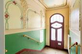 Hauseingang mit toller Ornamentik - Etagenwohnung mit 89,20 m&sup2; in Dresden zum Kaufen
