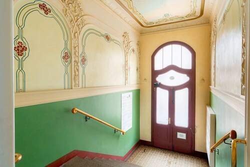 Hauseingang mit toller Ornamentik - Etagenwohnung mit 89,20 m&sup2; in Dresden zum Kaufen