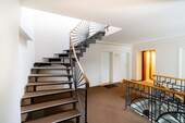 Lift bis 1 Treppe unterhalb der DG-Etage - 