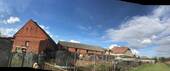 Panorama- Ansicht mit Scheunen, Anbau + Haupthaus - Mehrfamilienhaus, Wohnhaus mit 200,00 m&sup2; in Klietz zum Kaufen