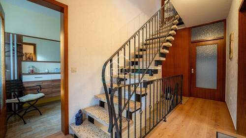 Eingangsbereich - 1 Zimmer Mehrfamilienhaus, Wohnhaus in Gaildorf