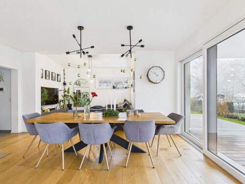 Essbereich mit Blick in den Wohnbereich - 