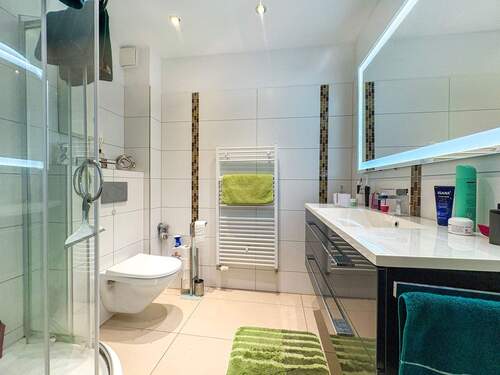 Bad mit Dusche - 