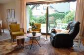 Esszimmer mit Leseecke und Zugang zur Terrasse - 