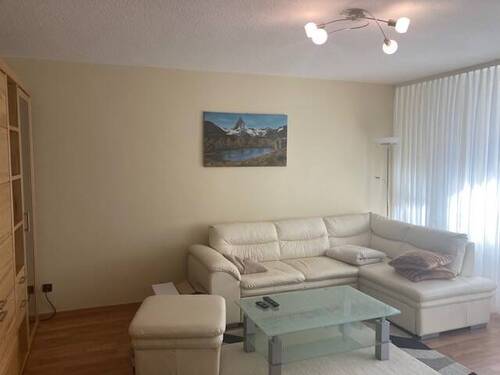 Wohnzimmer mit Balkon - 3 Zimmer Etagenwohnung in Nürnberg