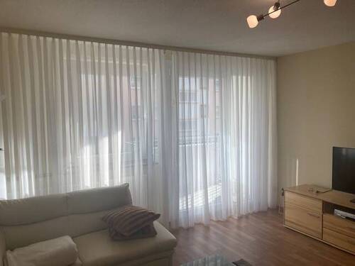 Wohnzimmer mit Balkon - Etagenwohnung mit 68,00 m&sup2; in Nürnberg zur Miete