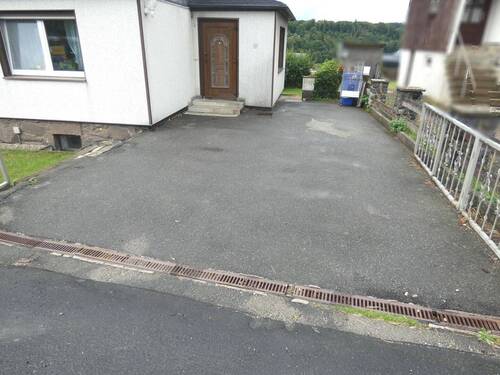 Blick zum Hauseingang - befestigter Innenhof - Einfamilienhaus mit 100,00 m² in Wurzbach zum Kaufen