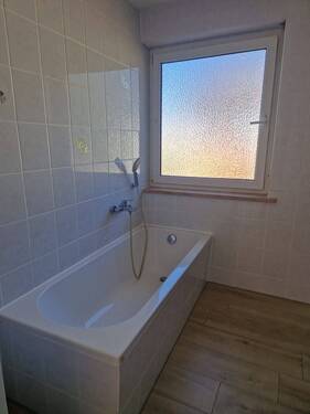 Bad mit Badewanne... - 