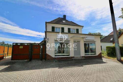 Frontansicht-Strasse - 4 Zimmer Einfamilienhaus in Leipzig / Knauthain