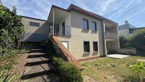 Hausansicht mit Garage - 