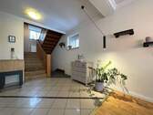 Flur im Erdgeschoss Treppe zum Keller und ins Obergeschoss - 