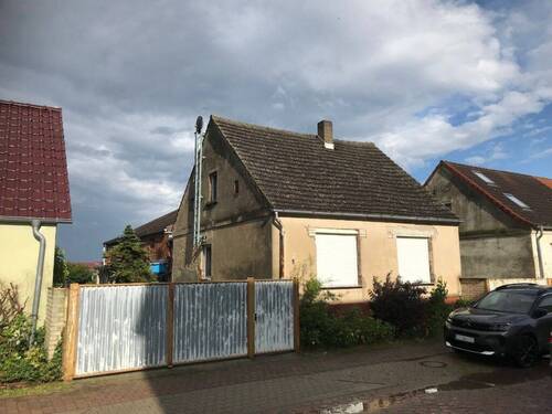 Straßenansicht EFH - Modernierungsbedürftig, voll unterkellert mit Scheune und Nebengelass