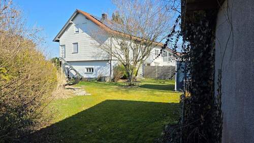 Außenansicht Seite mit Garten - 