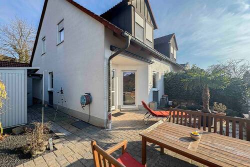 Terrasse - Attraktive Doppelhaushälfte mit Westterrasse, Kachelofen & Garage in ruhiger Lage