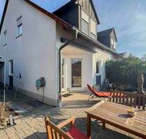 Attraktive Doppelhaushälfte mit Westterrasse, Kachelofen & Garage in ruhiger Lage - Adelsdorf Aisch