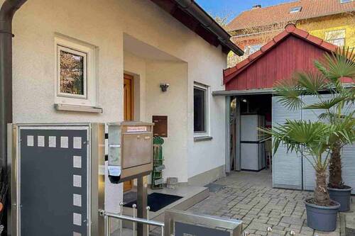 Hauseingang - 4 Zimmer Einfamilienhaus zum Kaufen in Adelsdorf