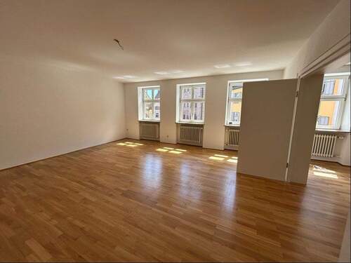 Wohnzimmer mit Durchgang zum Essbereich - 