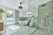 Modernes Bad mit Wanne und Dusche - 
