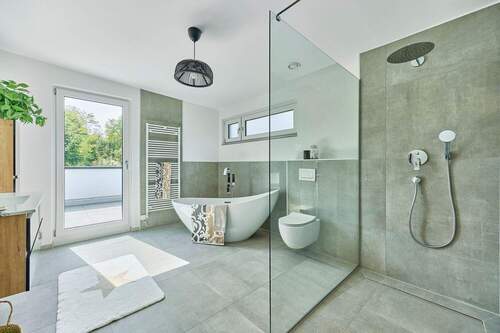 Modernes Bad mit Wanne und Dusche - 