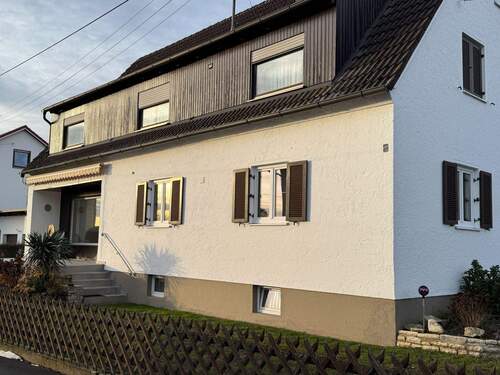 Aussenansicht Süd - Helle und besondere 3-Zi.-Whg. mit Garten, Terrasse und Garage