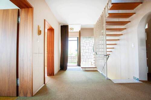 Eingang mit Treppe zu UG und DG - 