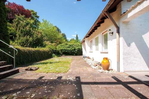 Terrasse und Garten vor dem Esszimmer - 