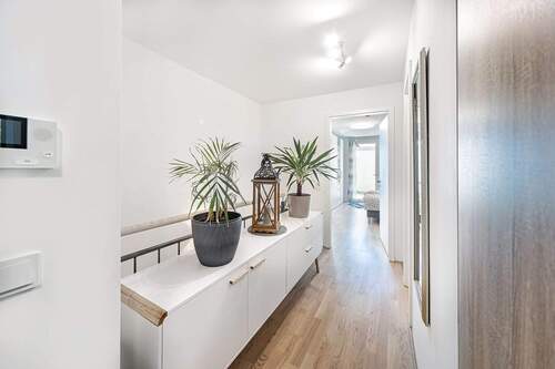 Flur mit Treppe zum UG - 