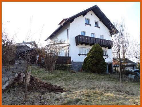 Hausansicht mit Garten - 8 Zimmer Einfamilienhaus zum Kaufen in Regen