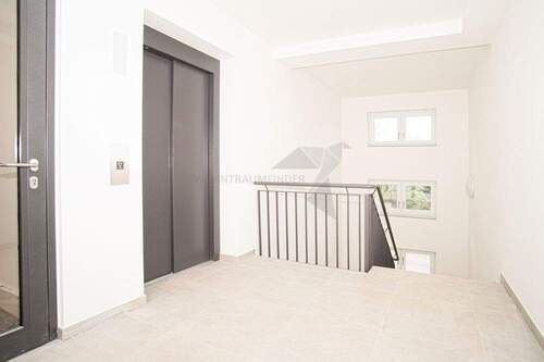 Treppenhaus mit Aufzug - 